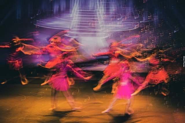 Danseuses en mouvement sous des lumières colorées